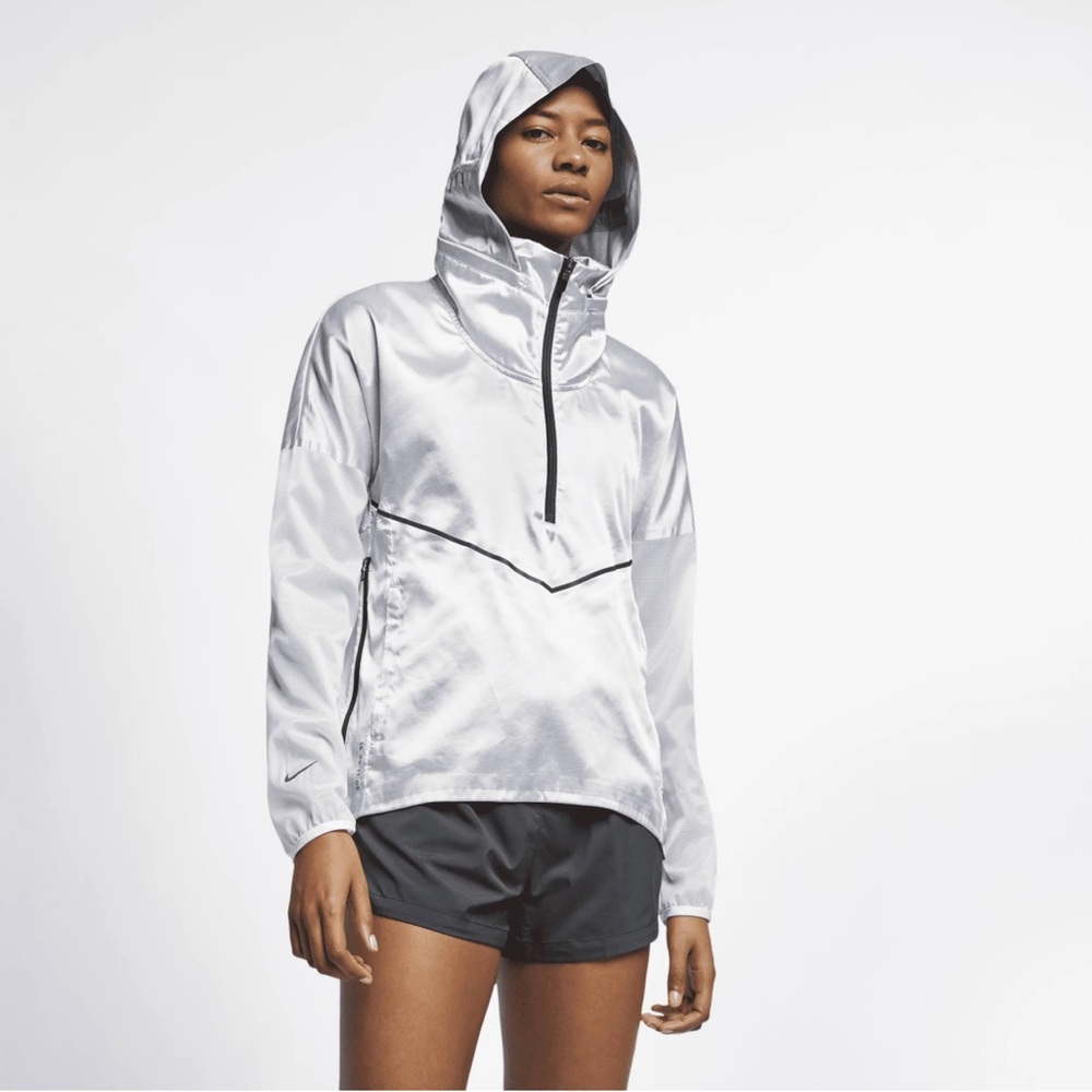 Nike Hooded Jacket Tech Pack Women’s Running Metallic Silver Waterproof size M